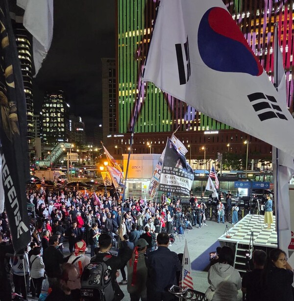 "우리가 찰리커크다!" 서울역서 '찰리커크 정신계승' 철야 집회 성황/ 출처=부방대