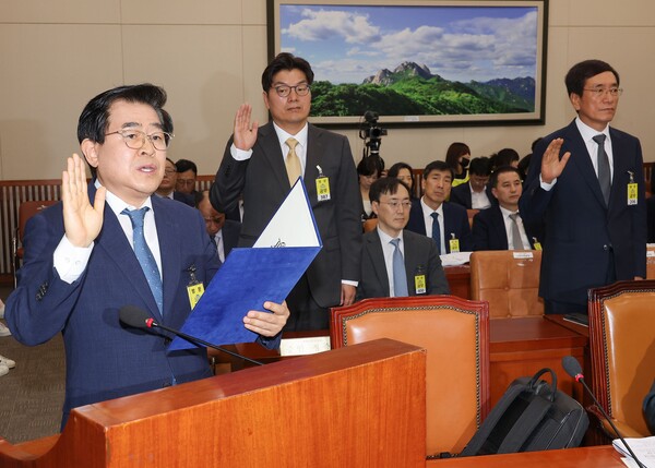 증인 선서하는 도세호 SPC 대표(왼쪽) [사진제공=연합뉴스]