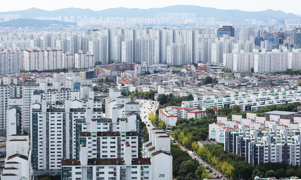 정부가 최근 서울과 경기도 일부 지역의 집값 과열에 대응하고자 서울 전역과 경기도 12개 지역을 규제지역과 토지거래허가구역으로 지정했다. [연합뉴스]