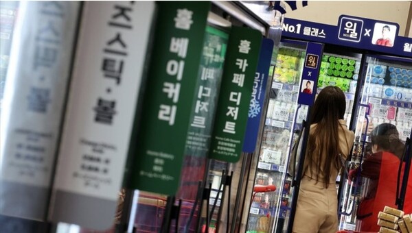 16일 서울의 한 대형마트에서 시민들이 유제품을 고르고 있다. @연합뉴스