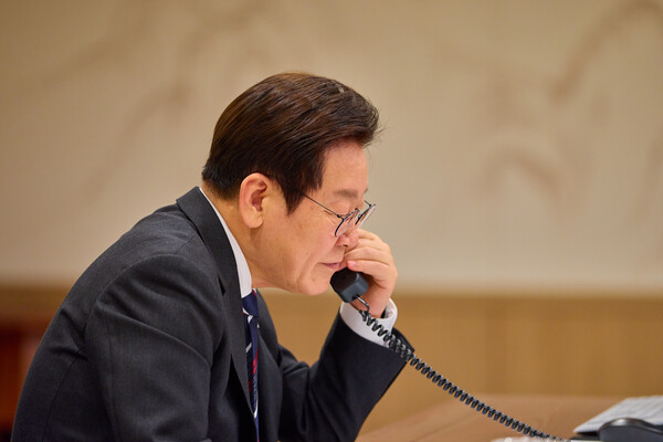 이재명 대통령이 16일 용산 대통령실에서 아누틴 찬위라꾼 태국 총리와 취임 후 첫 통화를 하고 있다(연합뉴스)