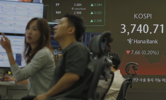 지난 17일 서울 중구 하나은행 본점 딜링룸에서 직원들이 업무를 보고 있다. ＠연합뉴스