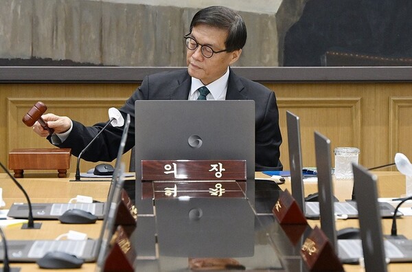 이창용 한국은행 총재가 지난 8월28일 서울 중구 한국은행에서 열린 금융통화위원회에서 의사봉을 두드리고 있다. ＠연합뉴스