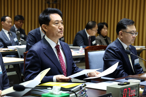  오세훈 서울시장이 20일 서울시청에서 열린 서울시에 대한 국회 국토교통위원회 국정감사에 참석해 있다(연합뉴스)