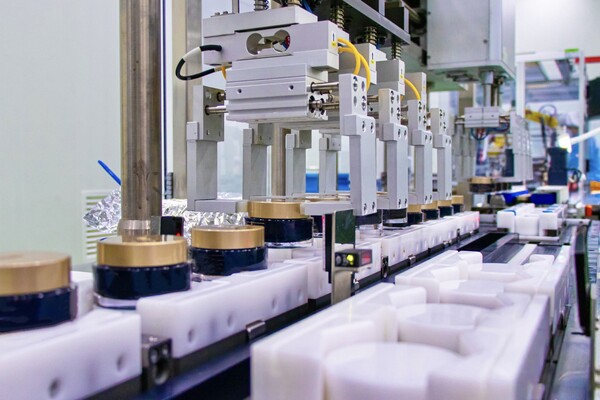 한국콜마가 정부가 주도하는 ‘AI 팩토리 얼라이언스’ 사업에 주관기업으로 선정됐다. 한국콜마는 AI 팩토리 얼라이언스 바이오 분과에 참여해 화장품 제조업의 AX(인공지능 전환)를 선도할 계획이다. 사진은 한국콜마 세종공장에서 제품이 제조되고 있는 모습. 사진 제공=한국콜마.