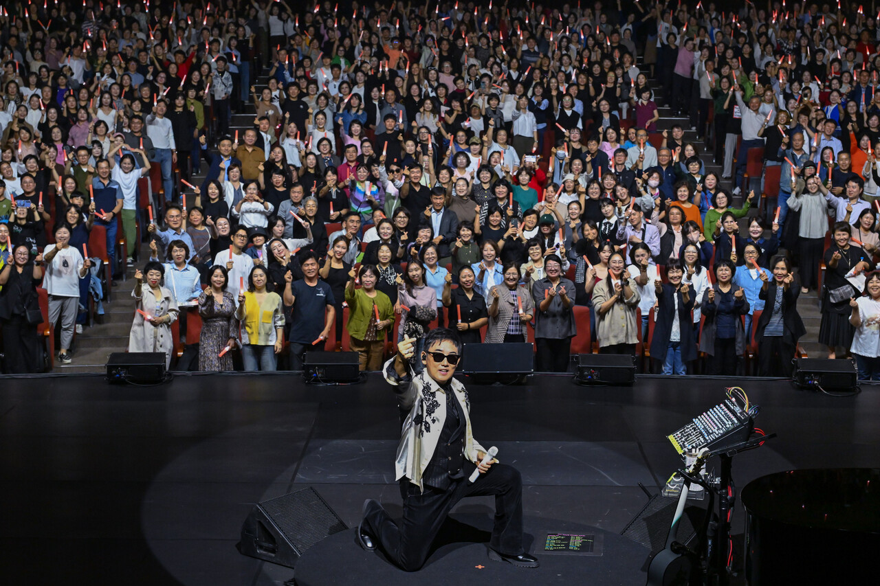 지난 18일(토) 대구 엑스코 오디토리움에서 열린 ‘2025 한화생명 콘서트’ 공연에서 가수 이승철씨가 관객에게 감동을 전하는 노래를 하고 있다.