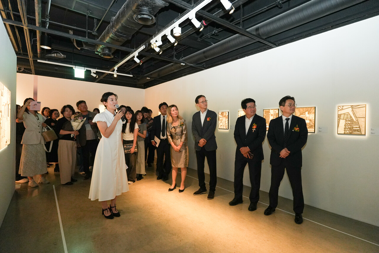 17일 예술의전당 한가람미술관에서 이정원 효성 커뮤니케이션실장(오른쪽에서 세 번째), 송형종 서울문화재단 대표이사(오른쪽에서 두 번째), 이재석 예술의전당 사장 직무대행(오른쪽에서 첫 번째)이 《감각의 서사》 전시를 관람하고있다.