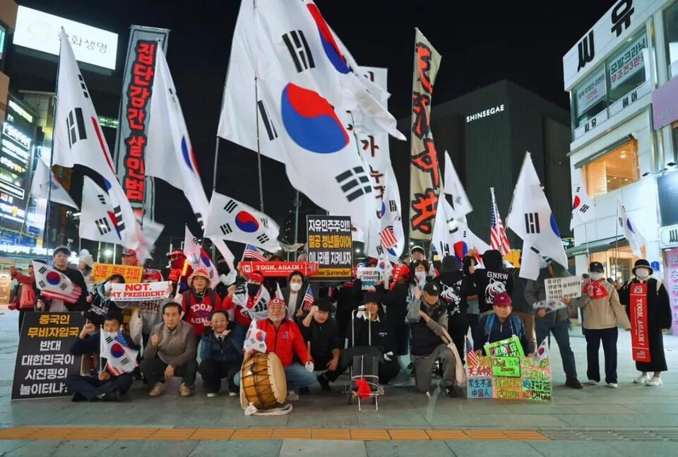 “날씨는 차가워도 열기는 뜨겁다”, 2030 청년들의 '이재명 아웃, 윤석열 석방' 행진 이어져/ 출처=SNS캡쳐