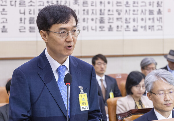 오민석 서울중앙지법원장이 20일 국회 법제사법위원회에서 열린 2025년도 법사위 국정감사에 출석해 기관 현황보고를 하고 있다. [연합뉴스]