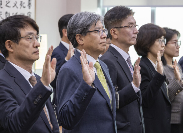 김재호 춘천지방법원장이 20일 국회 법제사법위원회에서 열린 2025년도 서울고법과 수원고법, 서울중앙지법 등 수도권, 강원 지역 법원에 대한 국정감사에 출석해 증인 선서를 하고 있다. 2025.10.20. /사진 = 연합뉴스