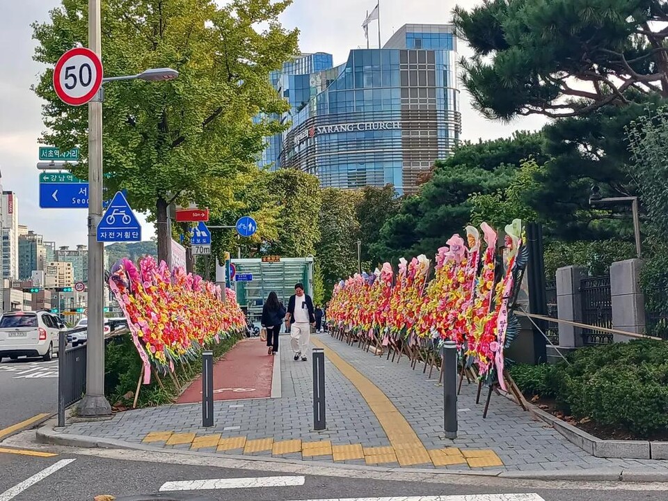 "윤석열 석방, 이재명 구속"... 서초동 법원 앞 600개 '화환 물결', 국민적 투쟁 상징으로