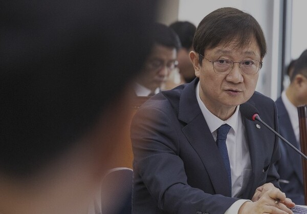 이찬진 금융감독원장이 21일 국회에서 열린 2025년도 정무위원회 국정감사에 출석해 의원 질의에 답하고 있다.＠연합뉴스