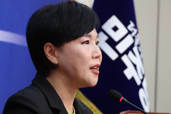  더불어민주당 전현희 수석 최고위원이 19일 서울 여의도 국회에서 최근 '캄보디아 사태', 부동산 대책 등 현안 관련 기자간담회를 하고 있다(연합뉴스)