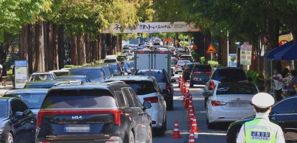 이른 성묘 행렬 ＠연합뉴스