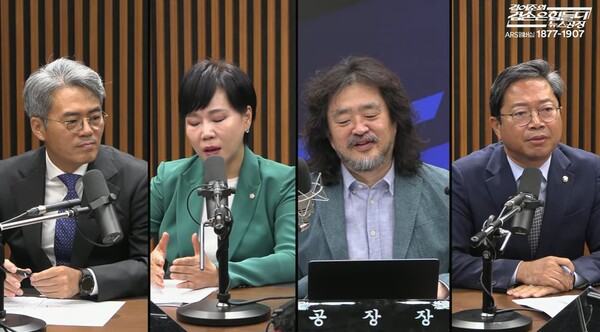 21일 방송된 김어준 씨가 운영하는 유튜브 채널에 출연한 민주당 의원들. /출처 = 김어준의 겸손은 힘들다 뉴스공장