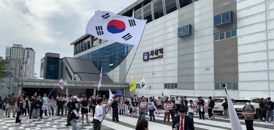 “공산세력 척결!”… 프리즘, 부산 사상역 ‘순회행진 시즌2’ 강력 메시지 전달/ 출처=프리즘