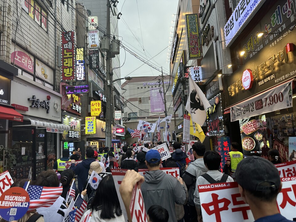 “공산세력 척결!”… 프리즘, 부산 사상역 ‘순회행진 시즌2’ 강력 메시지 전달