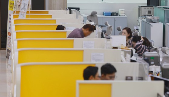 정부가 부동산시장 안정 대책을 발표한 지난 10월 15일 서울 시내 시중은행을 찾은 시민이 창구에서 상담 받고 있다.@연합뉴스