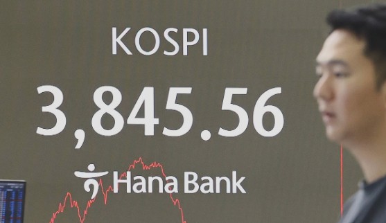 23일 서울 중구 하나은행 딜링룸 현황판에 코스피 종가가 표시돼있다.@연합뉴스