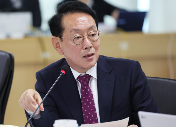 20일 경기도 수원시 영통구 경기도청에서 열린 국회 국토교통위원회의 경기도에 대한 국정감사에서 국민의힘 김도읍 의원이 질의하고 있다(연합뉴스)