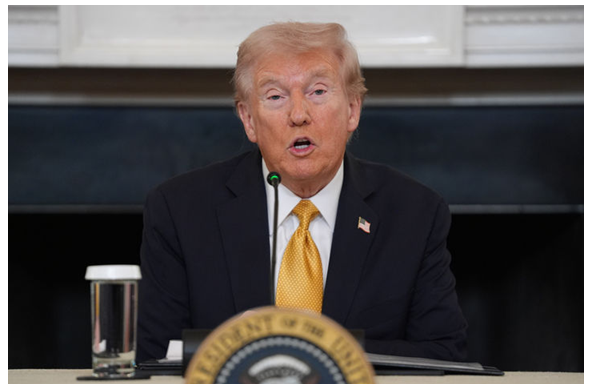 [워싱턴=AP/뉴시스]도널드 트럼프 미국 대통령이 23일(현지 시간) 백악관에서 범죄 카르텔 대응 관련 회의를 주재하며 발언하고 있다