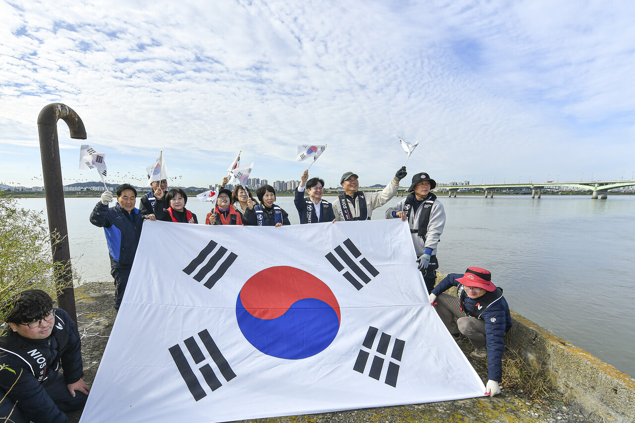 김포시가 24일 한강하구에 위치한 ‘독도’(걸포동 423-19번지)에서 ‘2025. 10. 25 독도의 날 기념 캠페인’을 개최했다.