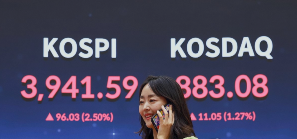  24일 서울 영등포구 여의도 한국거래소 홍보관에 코스피와 코스닥지수 종가가 표시돼 있다.＠연합뉴스