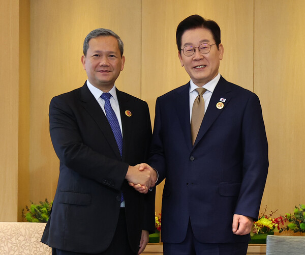 이재명 대통령과 훈 마네트 캄보디아 총리가 27일 말레이시아 쿠알라룸푸르 한 호텔에서 정상회담에 앞서 악수하고 있다(연합뉴스)