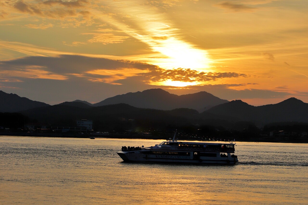 김포시가 한국전쟁 이후 70년만에 김포여객터미널에서 대명항까지 김포 바다의 물길을 열고 김포 바다의 새로운 시대를 선언했다.