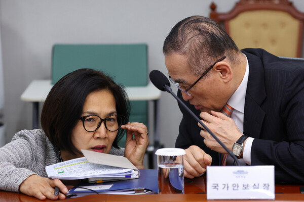  위성락 국가안보실장(오른쪽)이 23일 서울 용산 대통령실에서 열린 수석보좌관회의에서 오현주 국가안보실 제3차장과 대화하고 있다(연합뉴스)