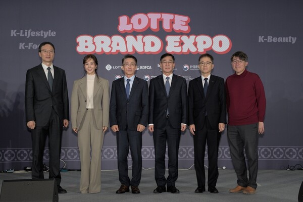 (왼쪽부터) 추광호 한경협중기센터 센터장, 소녀시대 유리, 김재겸 롯데홈쇼핑 대표, 함상욱 주오스트리아 한국대사, 김현철 코트라 유럽지역본부장, 임진홍 주오스트리아 한국문화원장이 오스트리아 빈에서 열린 ‘롯데 브랜드 엑스포’에 참가해 기념사진을 촬영하고 있다. 사진 제공=롯데홈쇼핑.