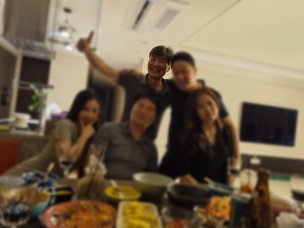 10월 13일 민중기 특검에 공익신고 됐던 이종호 전 블랙펄인베스트 대표와 한문혁 중앙지검 반부패3부장이 함께 사진을 찍은 모습. 이후 언론이 이 사실을 알고 이관형 씨에게 취재를 했다.