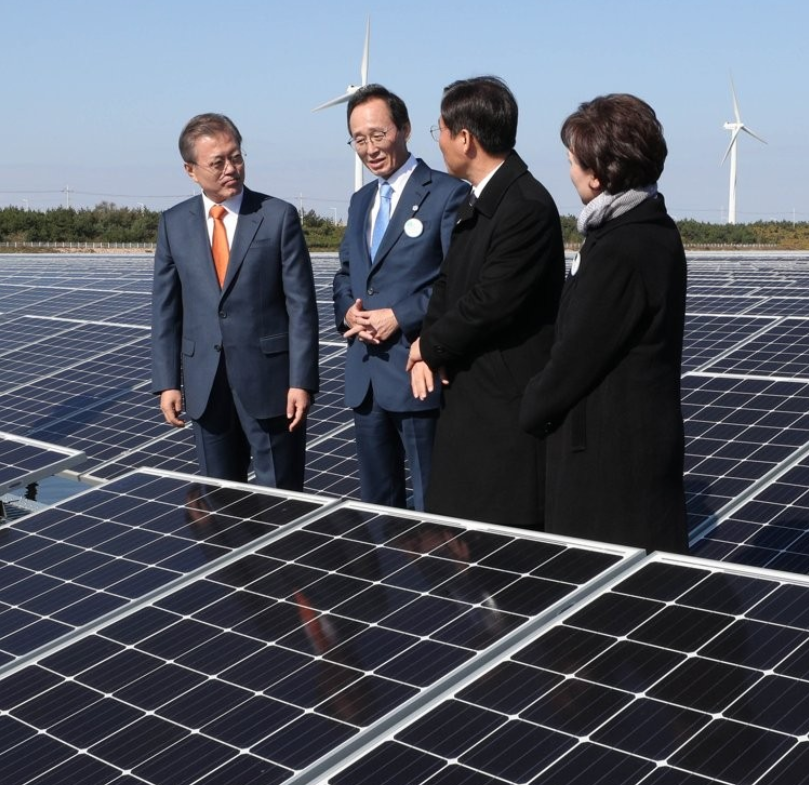 2018년 10월 30일 문재인 대통령이 전북 군산시 유수지 수상태양광부지에서 열린 '새만금 재생에너지 비전 선포식' 행사를 마치고 수상태양광 시설을 둘러보고 있다.왼쪽부터 문 대통령, 송하진 전북도지사, 성윤모 산업통상자원부 장관, 김현미 국토교통부 장관 [사진=청와대] 