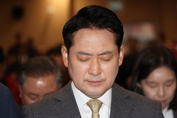  27일 서울 여의도 국회 의원회관에서 열린 국민의힘 전국 광역의원 및 강원도 기초의원 연수에서 국민의힘 장동혁 대표가 묵념하고 있다(연합뉴스)