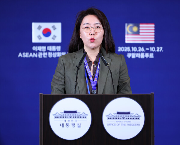 강유정 대통령실 대변인이 27일(현지시간) 말레이시아 쿠알라룸푸르 한 호텔에 마련된 한국 기자단 프레스센터에서 한-캄보디아 양자회담 및 한-아세안 정상회의 관 브리핑을 하고 있다(연합뉴스)