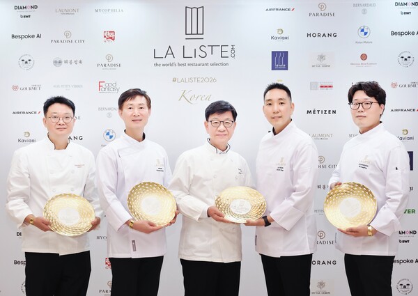 왼쪽부터 주홍삼 팔선  셰프, 정종술 아리아께 셰프, 김성일·차도영 라연 셰프, 김성현 콘티넨탈 셰프[사진=서울신라호텔]