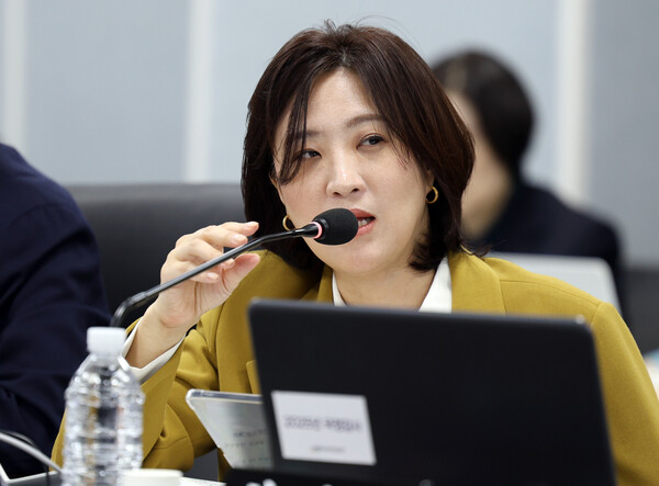 국민의힘 최보윤 의원이 24일 국민연금공단에서 열린 국회 보건복지위원회 국정감사에서 질의하고 있다(연합뉴스)