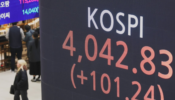 코스피 지수가 사상 처음 종가 기준 4000선을 넘은 27일 서울 영등포구 한국거래소에 코스피 지수가 표시되고 있다.@연합뉴스