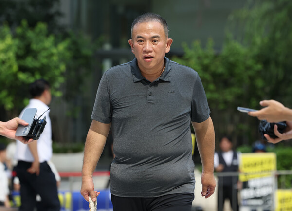 공천개입 의혹을 받는 정치 브로커 명태균씨가 1일 뇌물공여 혐의 피의자 신분으로 조사를 받기 위해 서울 종로구에 위치한 김건희 특검 사무실로 출석하고 있다. 2025.8.1. /사진 = 연합뉴스