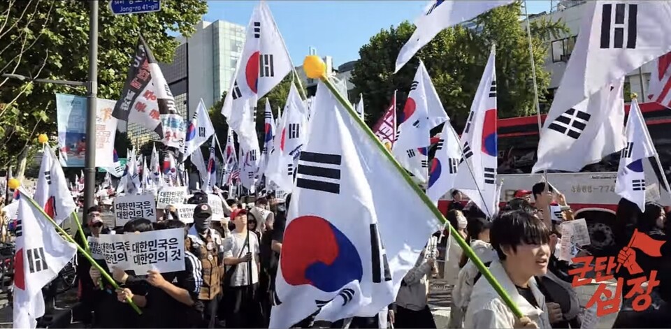 "청년들이 일어났다!" 서울시청 앞 대규모 2030청년 행진... 청년층의 강경한 정치적 목소리 집중조명/ 출처=군단의심장