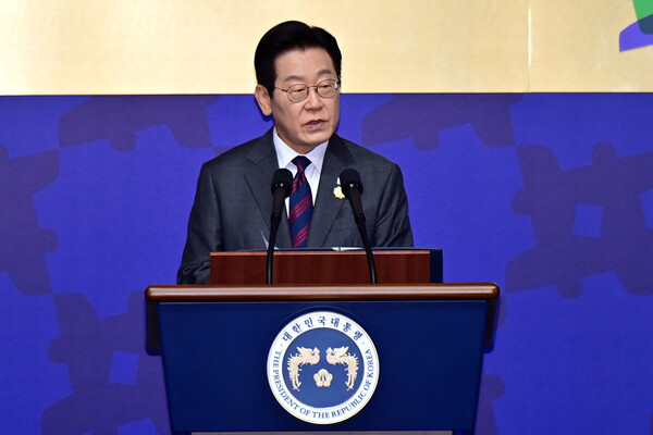 이재명 대통령이 29일 경북 경주예술의전당에서 열린 'APEC CEO(최고경영자) 서밋' 개회식에서 특별연설을 하고 있다(연합뉴스)