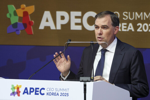  맷 가먼 아마존웹서비스(AWS) CEO가 29일 경북 경주 예술의전당에서 열린 '2025 아시아태평양경제협력체 최고경영자 서밋(APEC CEO SUMMIT)'에서 주제발표를 하고 있다(연합뉴스)