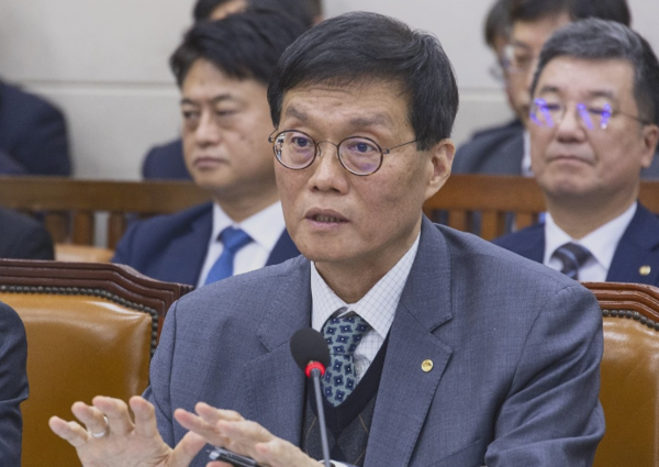 이창용 한국은행 총재가 29일 국회 기획재정위원회에서 열린 2025년 종합 국정감사에 출석해 스테이블 코인 관련 의원 질의에 답하고 있다. ＠연합뉴스