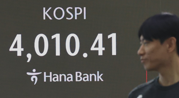28일 서울 중구 하나은행 본점 딜링룸 현황판에 코스피 지수가 표시돼 있다 [사진=연합뉴스]
