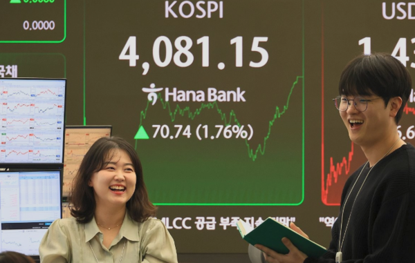 29일 서울 중구 하나은행 본점에서 직원들이 증시와 환율을 모니터하고 있다. ＠연합뉴스