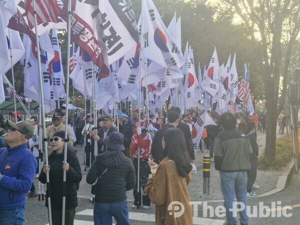 29알 경주시 노동동 봉황대 인근에서 보수단체가 트럼프 대통령을 환호하는 시위를 진행하고 있다.