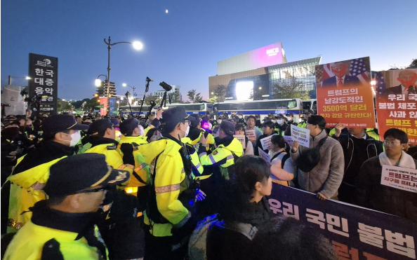 경주힐튼호텔 인근에서 반미단체가 트럼프 대통령을 규탄하는 집회를 진행하고 있다.(이미지-인터넷 커뮤니티 캡쳐)