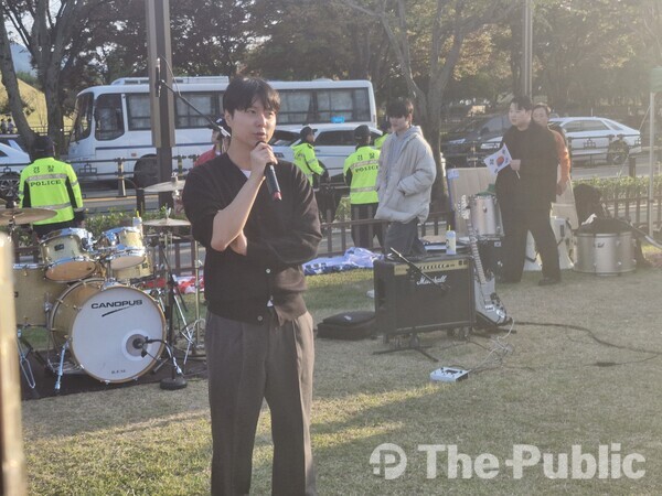 29알 경주시 노동동 봉황대 인근에서 보수단체가 트럼프 대통령을 환호하는 시위를 진행하고 있다.박준영 자유대학 대표가 시위를 진행하고 있는 모습.