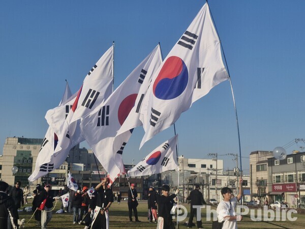 29알 경주시 노동동 봉황대 인근에서 보수단체가 트럼프 대통령을 환호하는 시위를 진행하고 있다.