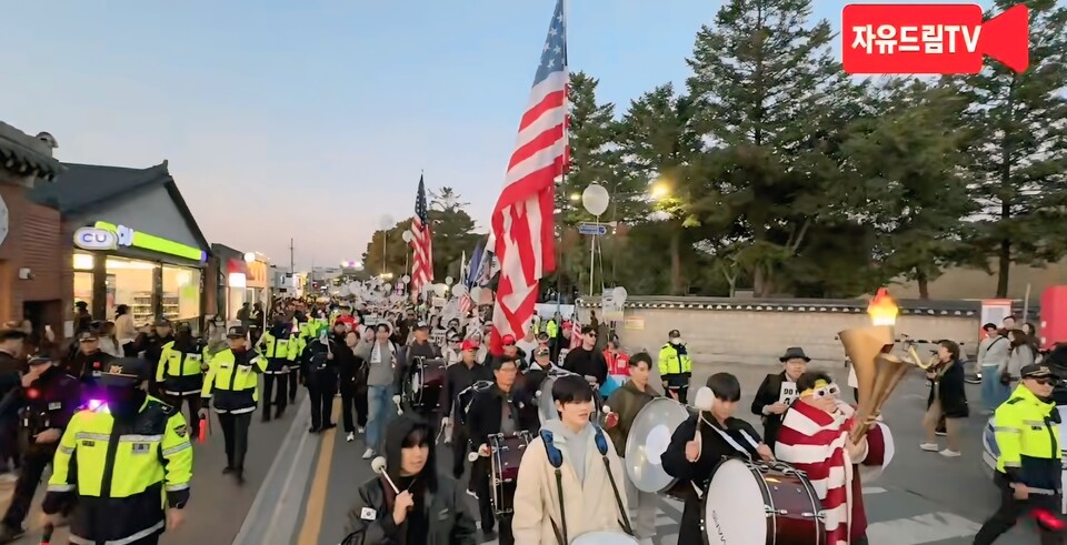 경주시내 울려 퍼진 '자유대학'의 함성!, "스톱 더 스틸(Stop the Steal), 윤석열 석방"/ 출처=자유드림TV